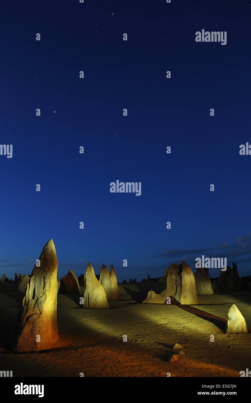 Die Pinnacles Desert im Nambung National Park in der Nähe von Cervantes, Western Australia. Stockfoto