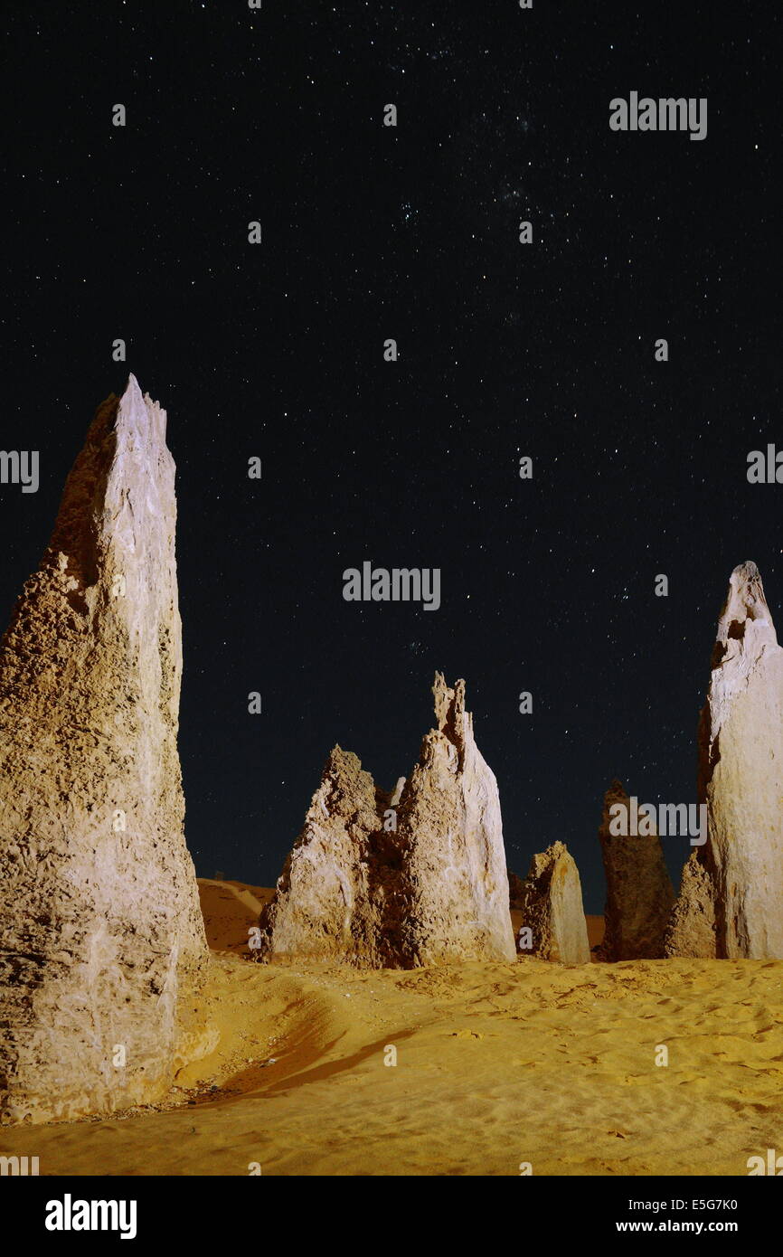 Die Pinnacles Desert im Nambung National Park in der Nähe von Cervantes, Western Australia. Stockfoto