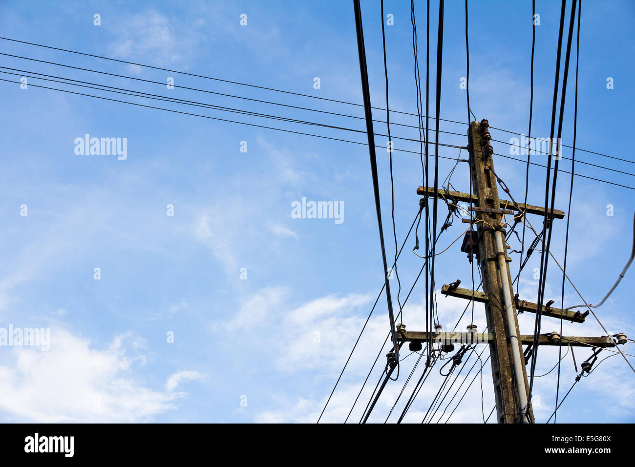 Strom-Post im blauen Himmel Stockfoto