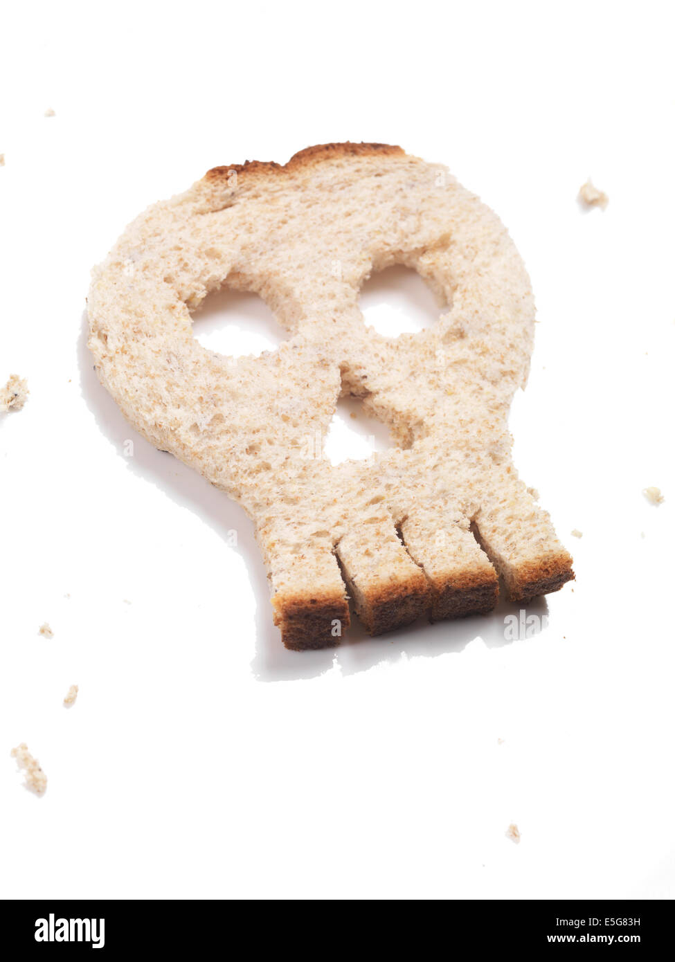 Schädel aus Brot isoliert auf weißem Hintergrund gemacht Stockfoto