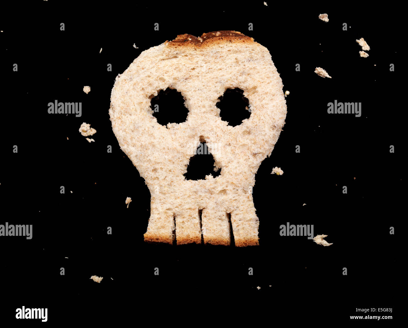 Schädel Brot auf schwarzem Hintergrund isoliert Stockfoto