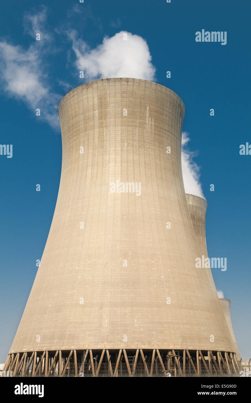 Kernkraftwerk Kühltürme Stockfoto