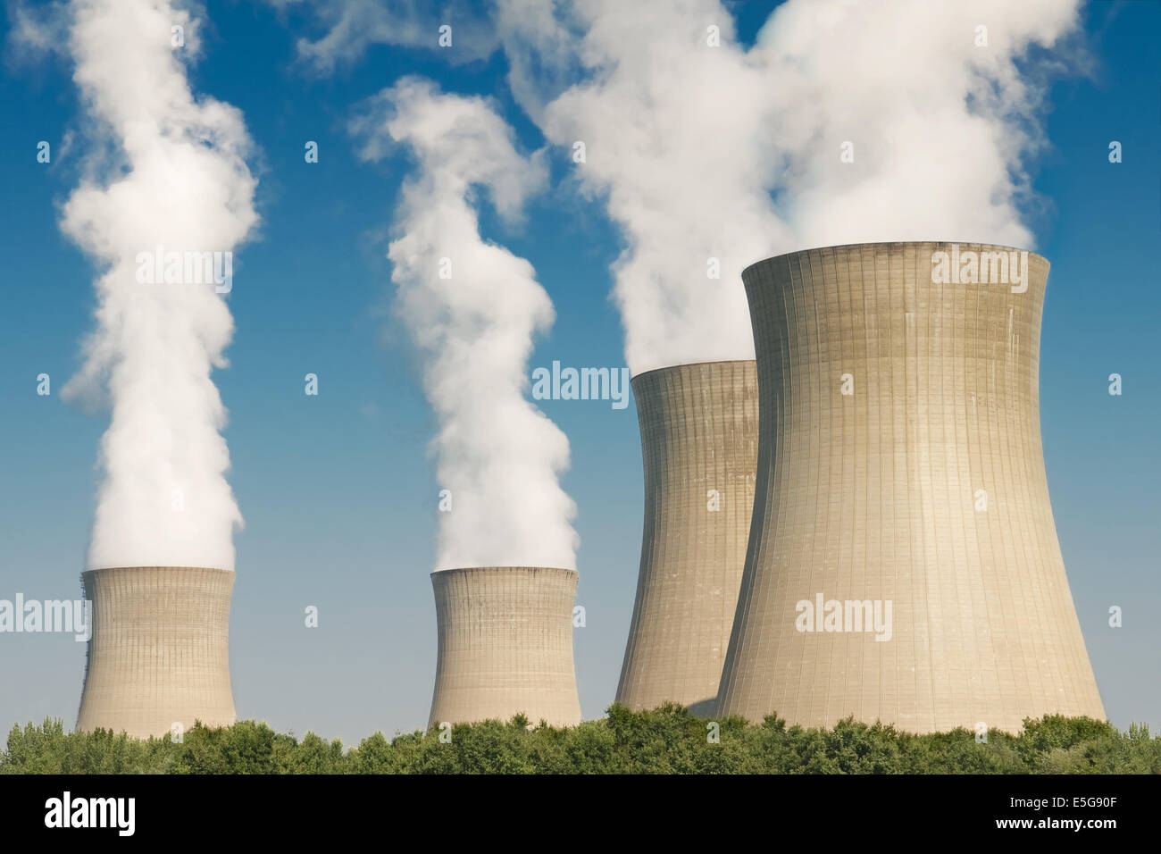 Kernkraftwerk Kühltürme Stockfoto