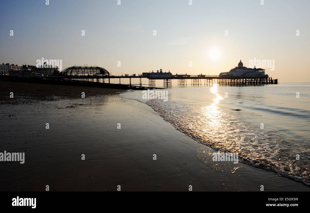 Eastbourne, Sussex, UK. 31. Juli 2014.  Die Sonne geht über die verschlungenen Wrack von Eastbourne Pier heute Morgen am Tag nach der vordere Teil durch einen Brand zerstört Feuer Crews aus ganz Sussex kämpften um den Pier zu speichern, die Brand gestern Nachmittag gefangen und sie sind es heute Morgen noch Dämpfung Stockfoto