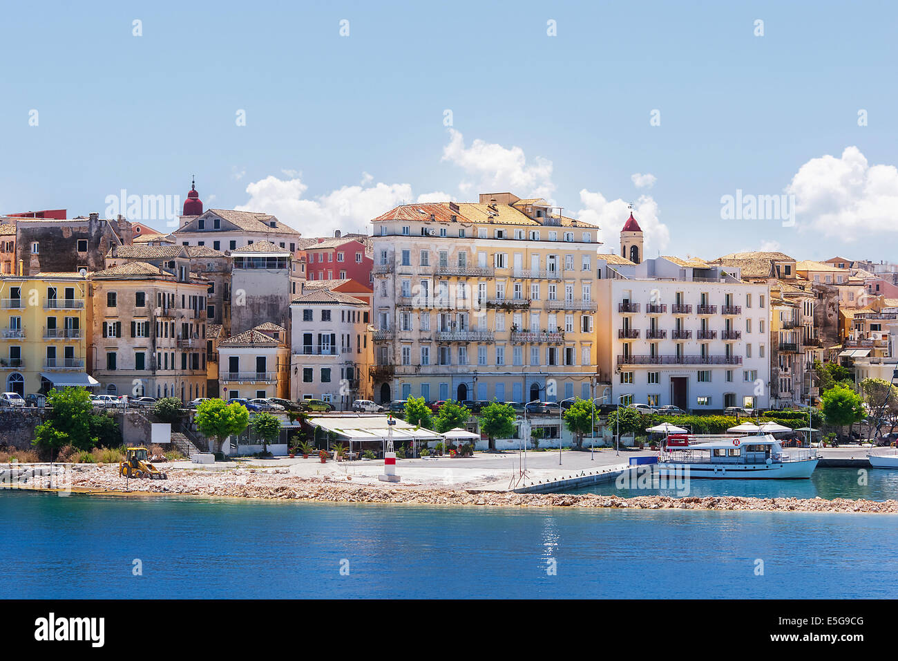 Korfu, Hauptstadt von Korfu Insel. Blick auf Korfu-Stadt, die Hauptstadt der Insel Kerkyra oder Korfu, aus dem Meer gesehen Stockfoto