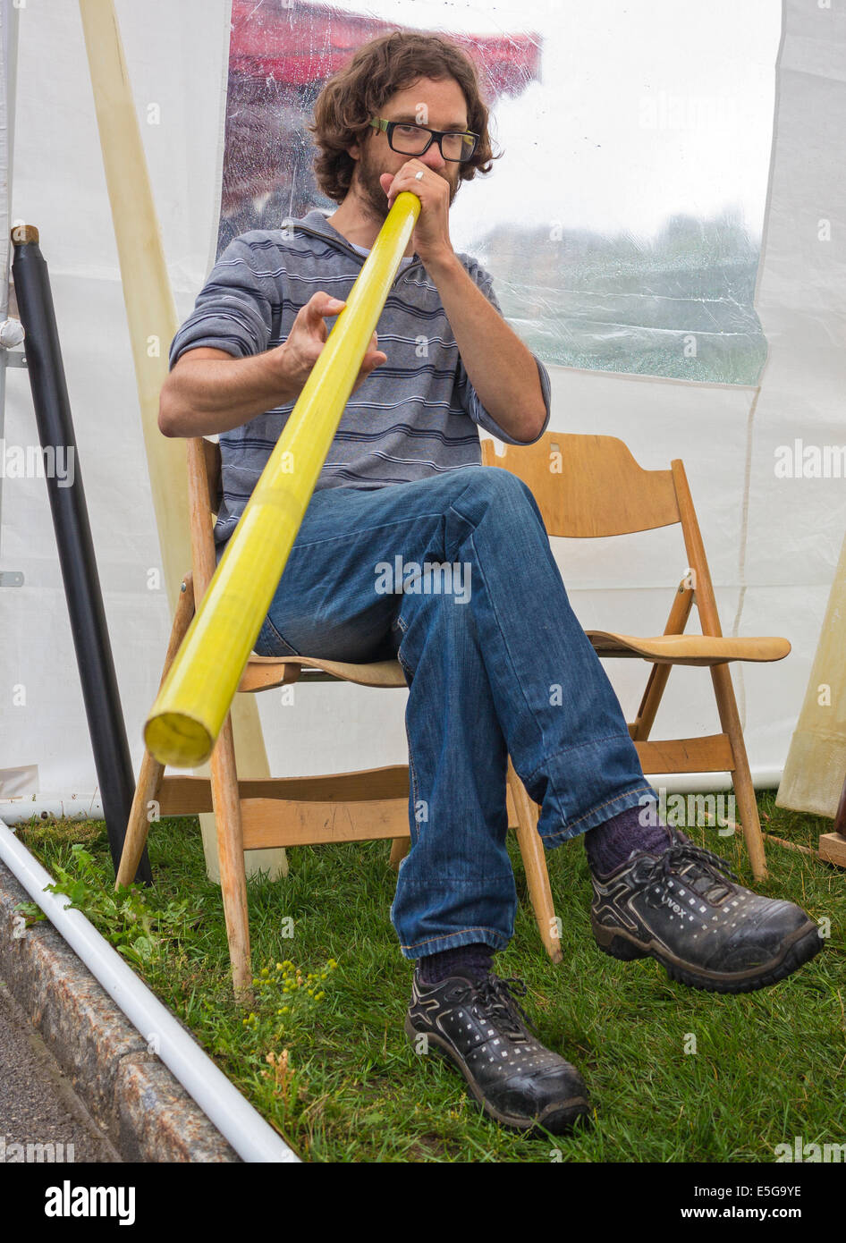 Ein Didgeridoo-Spieler, spielt eine moderne Version des traditionellen australischen Instruments Stockfoto