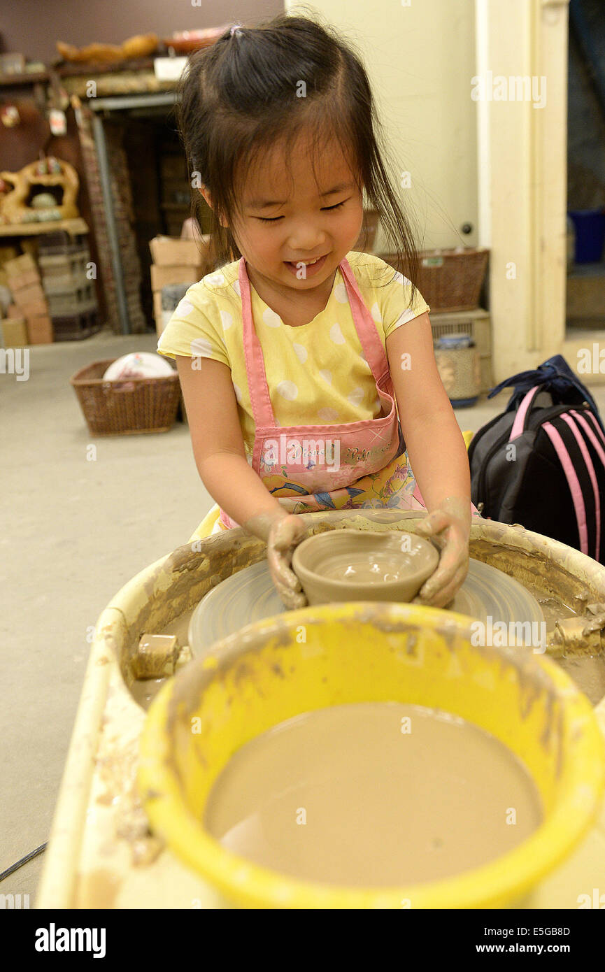 (140731)--XINBEI, 31. Juli 2014 (Xinhua)--ein Kind lernt Keramikproduktion in Yingge Straße von Xinbei City, Südost-China Taiwan, 30. Juli 2014. Die Geschichte der Keramikproduktion in Yingge Straße begann vor etwa 200 Jahren, verschiedene Arten von Feinkeramik produziert hier ziehen viele Touristen an.  (Xinhua / He Junchang) (Whw) Stockfoto