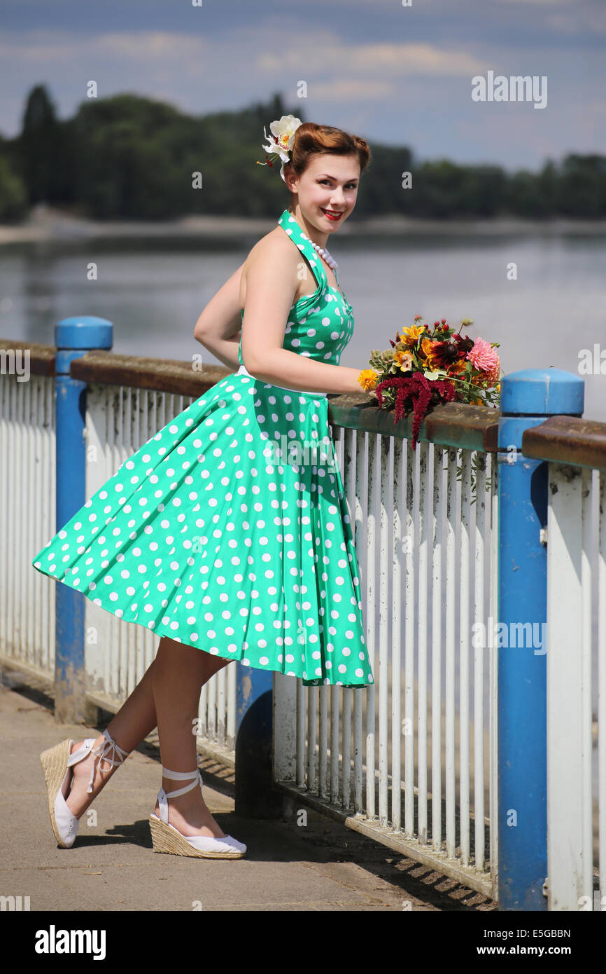 Frau im Vintage-Stil Polka Dot Kleid Geländer gelehnt Stockfoto