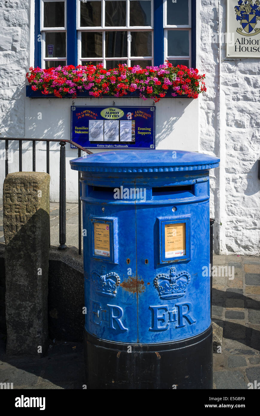 Blauer Briefkasten in St Peter Port Guernsey UK Stockfoto