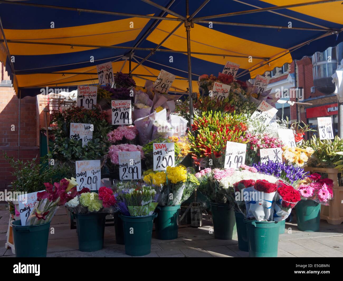 Eine Altrincham Markt Flower Stall bereit für Unternehmen Stockfoto