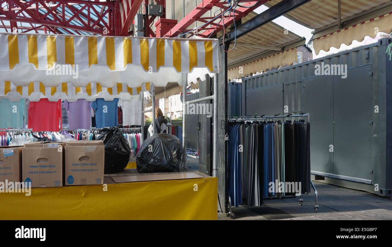 Auf der Suche außerhalb der Altrincham verwendet Markthalle in einigen Containern als temporären Speicher Markt Händler waren Stockfoto