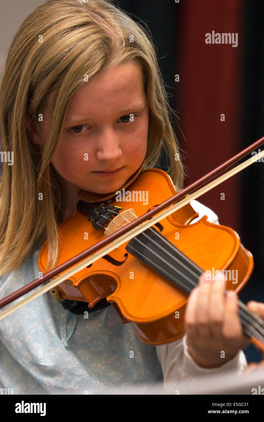 10 Jährige Schülerin spielt Violine, Streichorchester, Petersfield, Hampshire, UK. Stockfoto