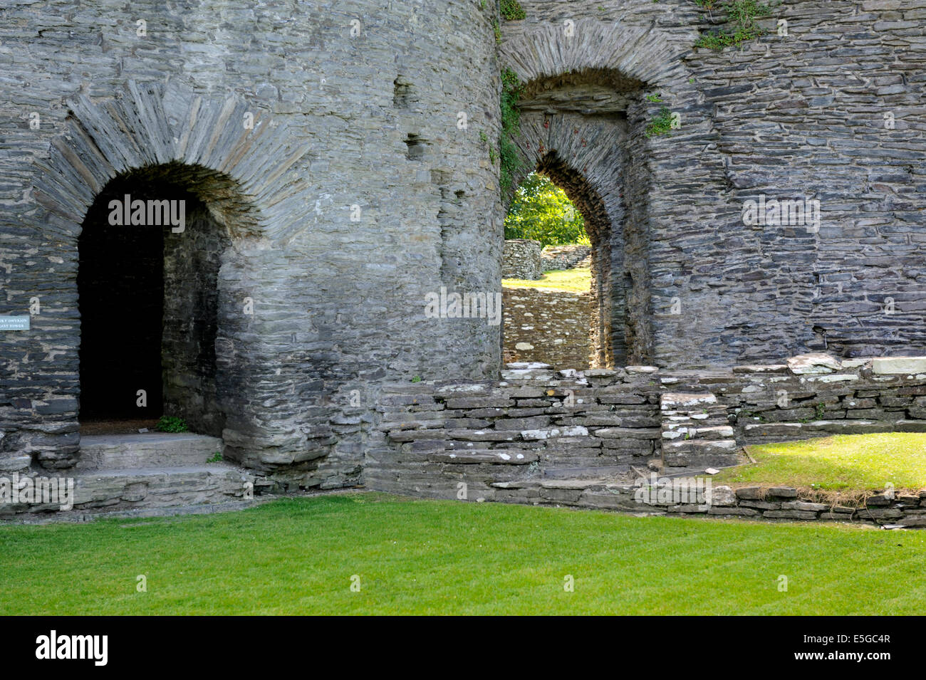 Torbögen im Cilgerran Schloss, Pembrokeshire, Wales zur Veranschaulichung Runde und Spitzen Bogen-Typen Stockfoto