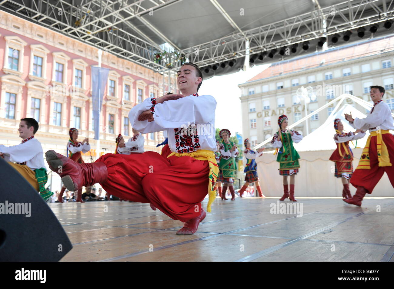 Folk-Gruppe Edmonton, Ukrainische Tänzer Viter aus Kanada während der 48. internationalen Folklore-Festival im Zentrum von Zagreb Stockfoto