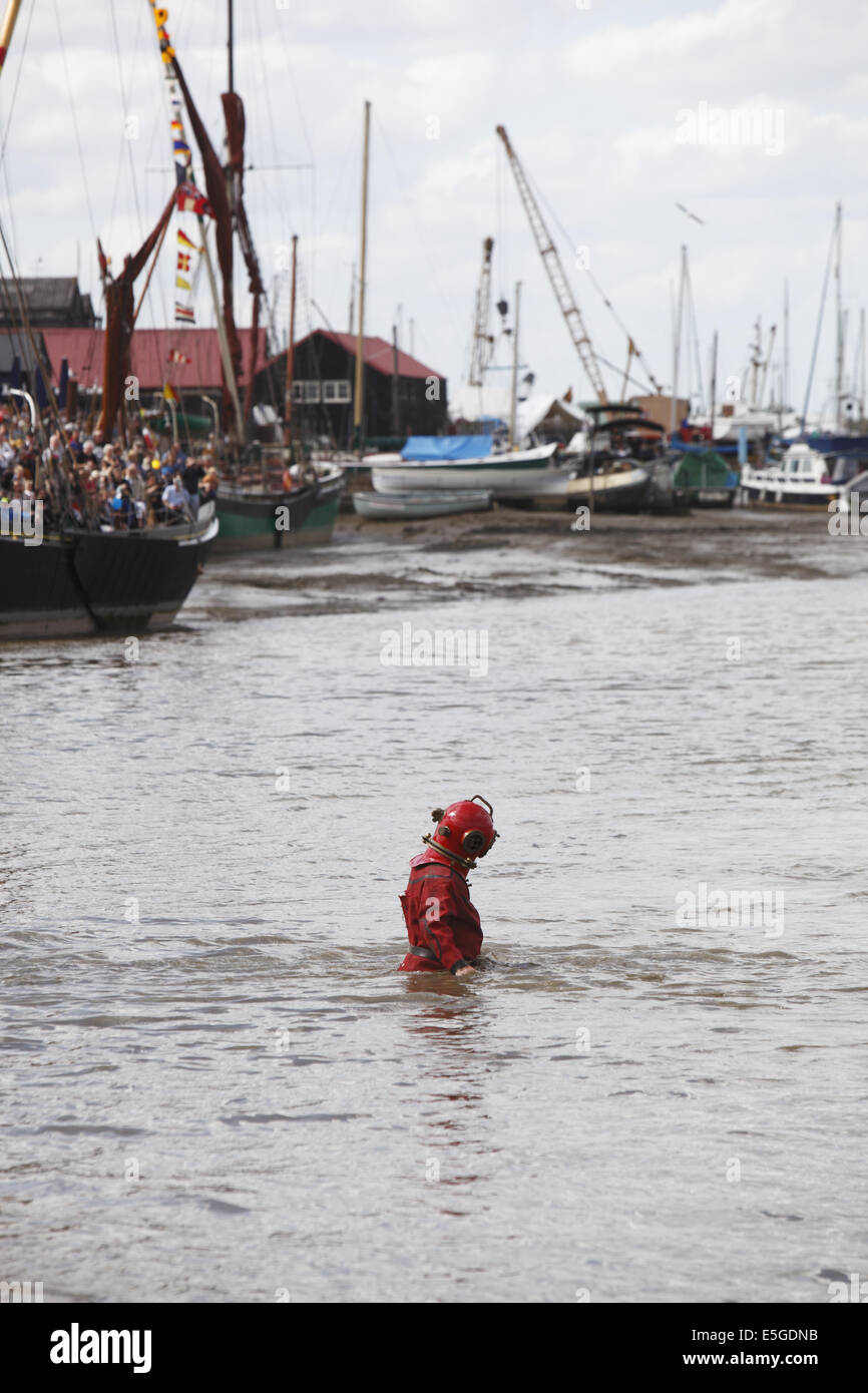 Die schrulligen jährliche 'Mad' Maldon Mud Race, gehaltenen späten Frühjahr / Anfang Sommer abhängig von den Gezeiten in Maldon, Essex, England Stockfoto