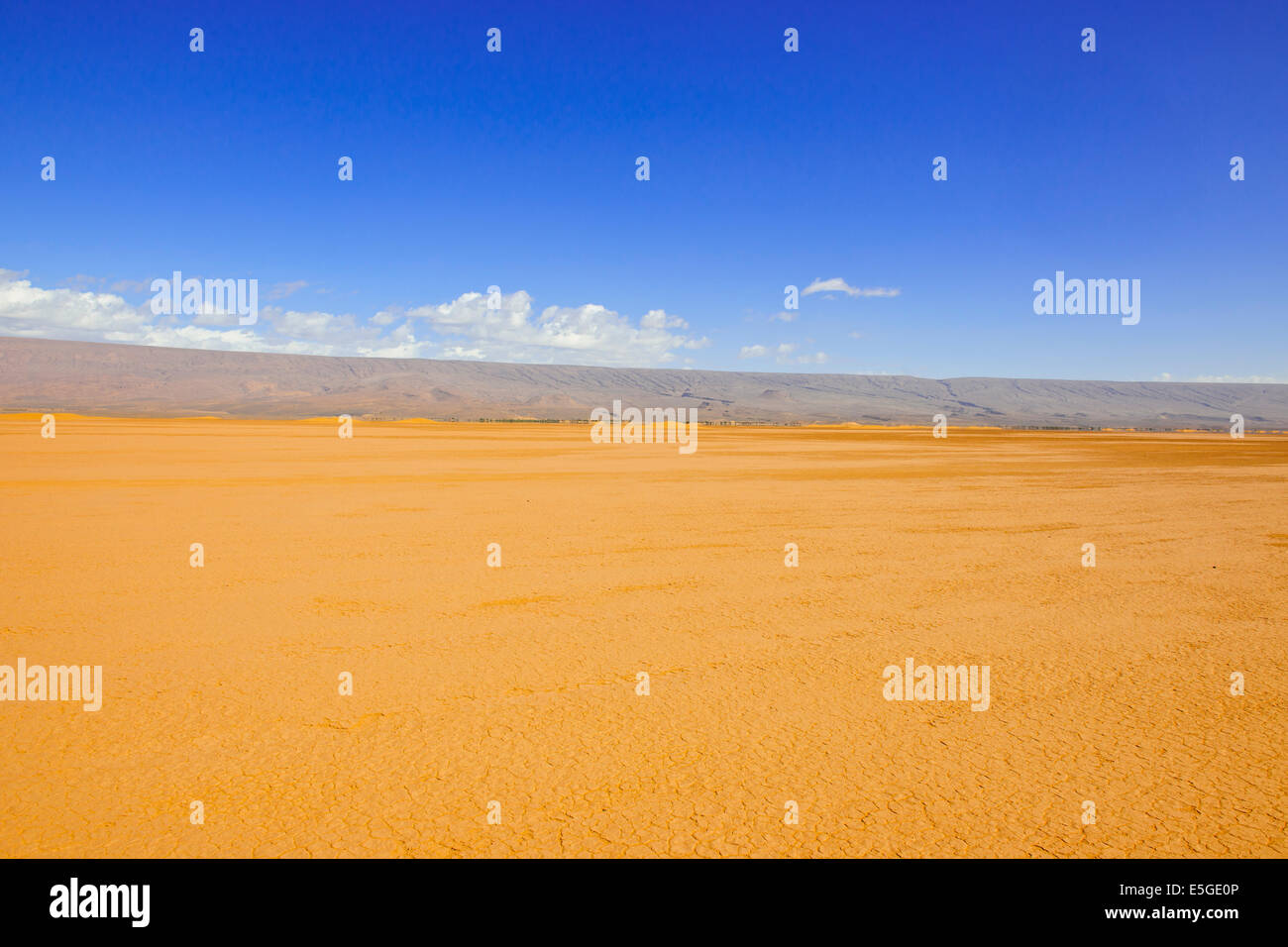 Ch'Gagga Wüste 5 Stunden Fahrt nach Amerzgane, 4wheel Drive über trockene See Iriki Bett, einmal einen riesigen See, Sahara, Süden von Marokko Stockfoto