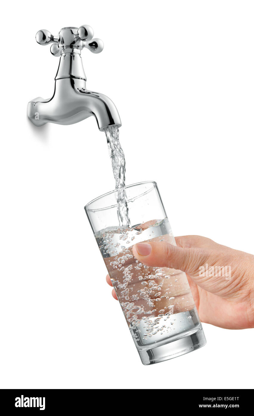 füllen ein Glas Wasser aus Wasserhahn Stockfoto