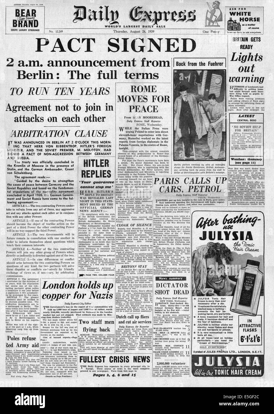 1939 daily Express Titelseite Berichterstattung Hitler-Stalin-Pakt vom deutschen Außenminister Joachim Ribbetrop und sowjetischen Außenministers Vyacheslav Molotov unterzeichnet Stockfoto