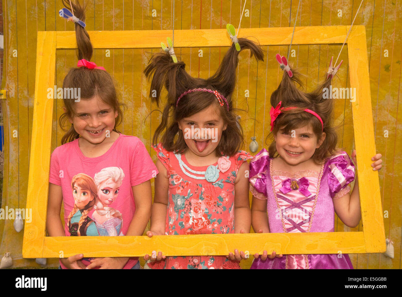 5&6-jähriges Mädchen an einer Spaß-Tag in Ihre Fotos in einem Bilderrahmen, Bordon, Hampshire, UK. Stockfoto