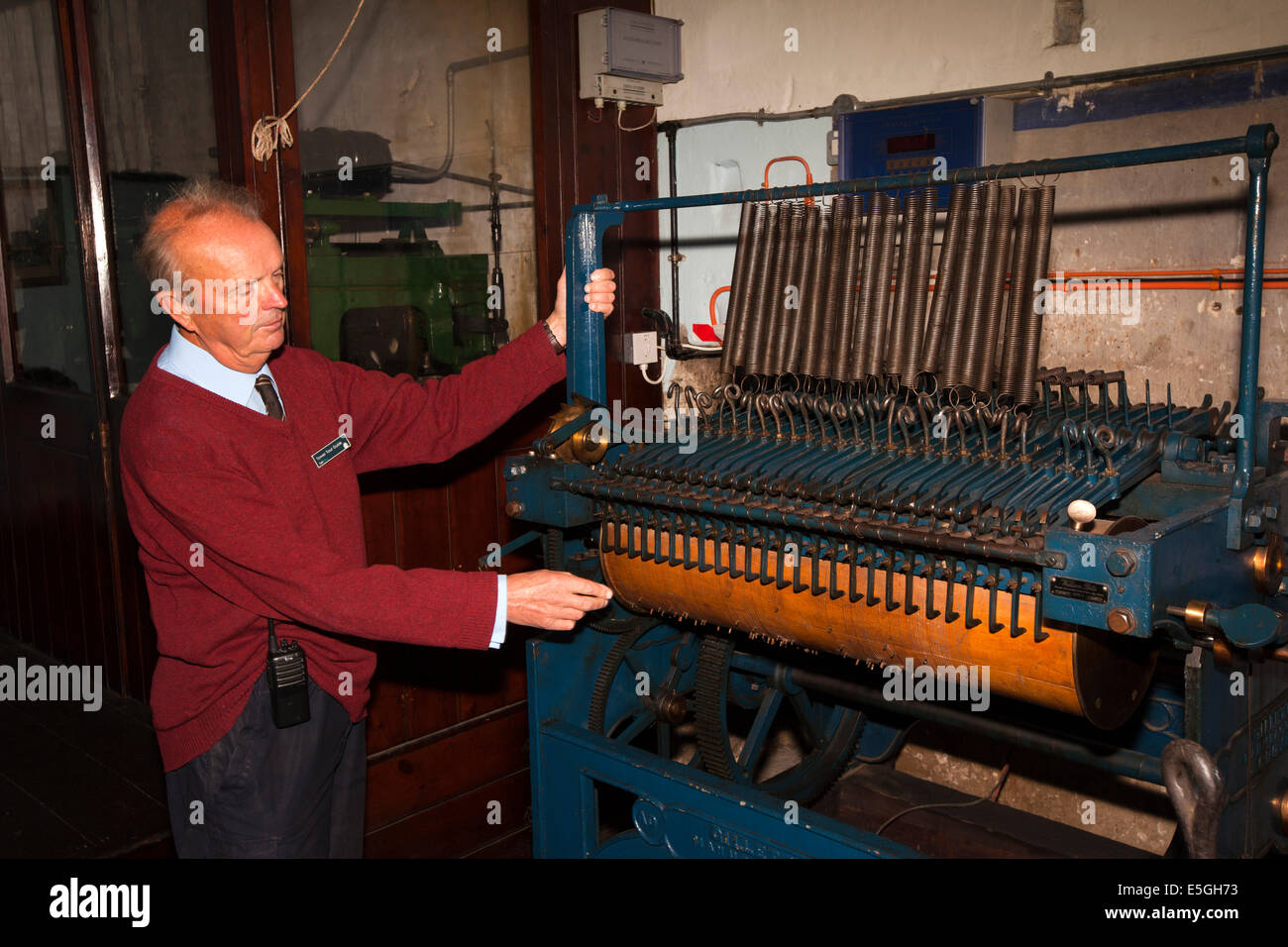 Großbritannien, England, Wiltshire, Bath Abbey, Turm Tour führen mit alten Gillett Carillon automatische Glocke zu läuten Maschine Stockfoto