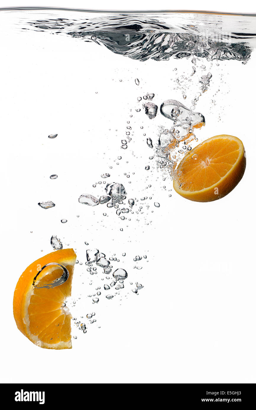 Gesundes Wasser mit frischen Orangen. Splash isoliert auf weiss Stockfoto