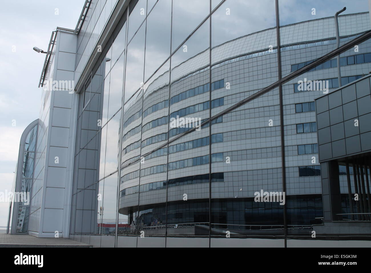 große Glasfenster des Sports Komplex mit Reflexion in Minsk-Arena Stockfoto