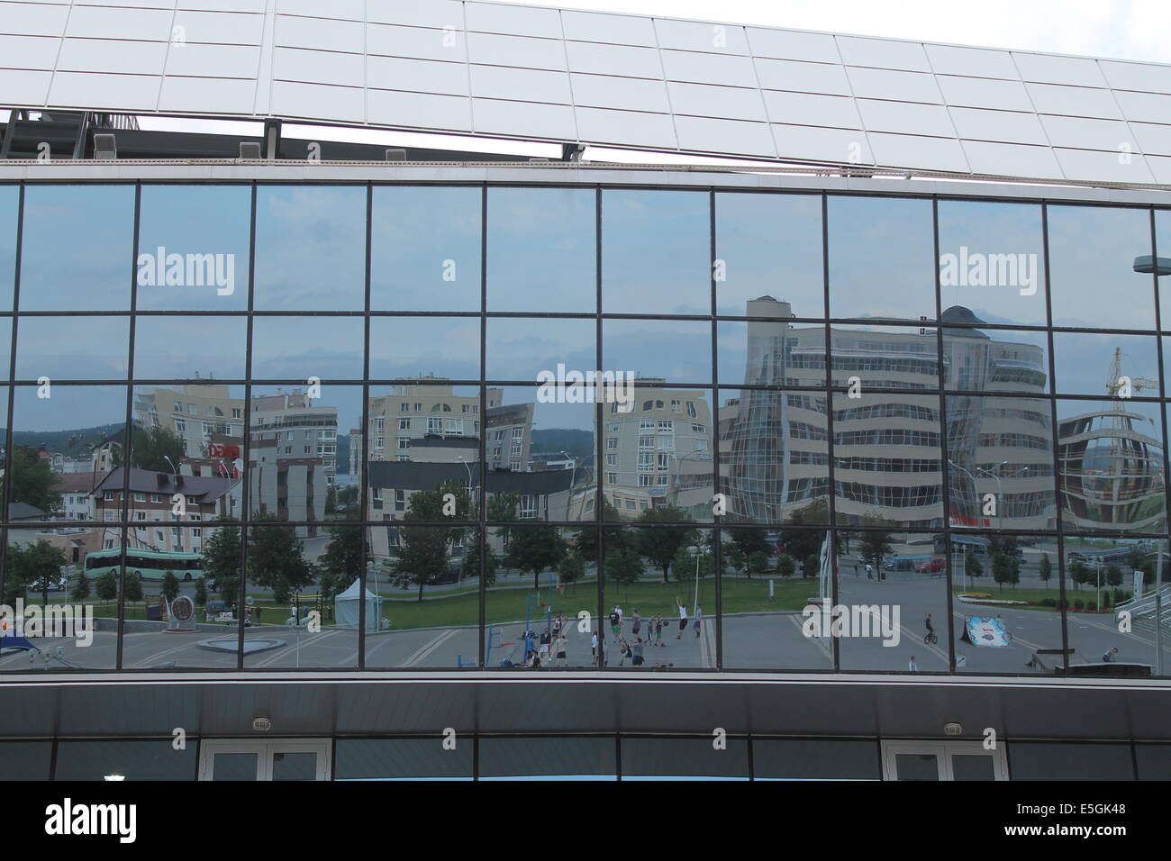 Panorama der europäischen Stadt Sommer in Glanz-Glas-Fenster Stockfoto