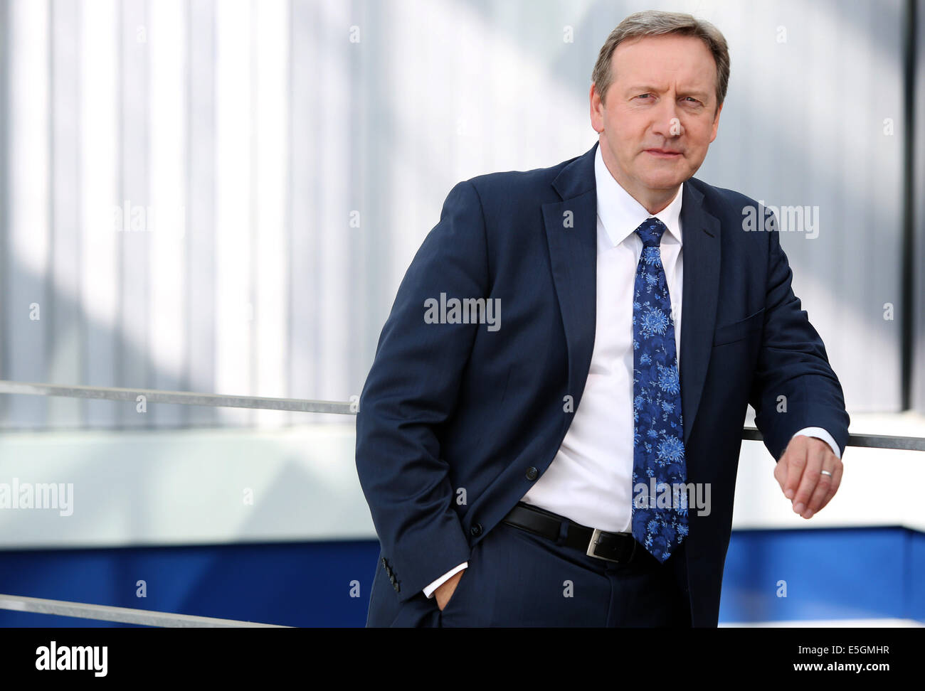 Hamburg, Deutschland. 31. Juli 2014. Britischer Schauspieler Neil Dudgeon stellt bei einem Fototermin der deutschen TV-Sender ZDF in Hamburg, Deutschland, 31. Juli 2014. Die neuen Folgen der ZDF-Krimiserie Inspector Barnaby mit Dudgeon als Detective Chief Inspector John Barnaby startet am 21. September 2014. Foto: MALTE Christen/Dpa/Alamy Live News Stockfoto