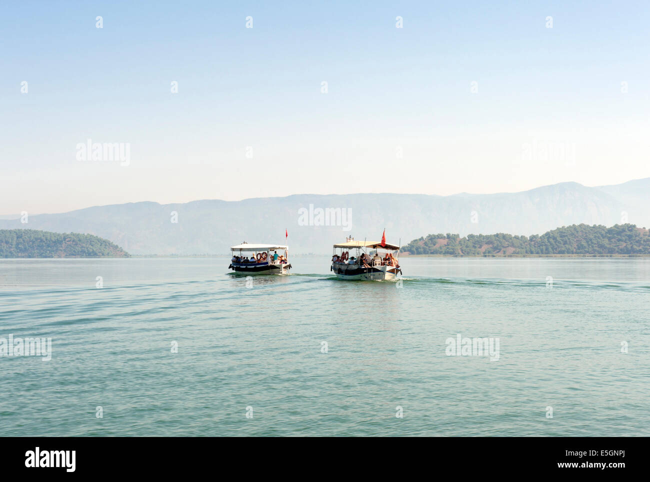 Tour Boatings reisen regelmäßig in den Dalyan Fluss zum See Köyceğiz in der Provinz Mugla, Türkei Stockfoto