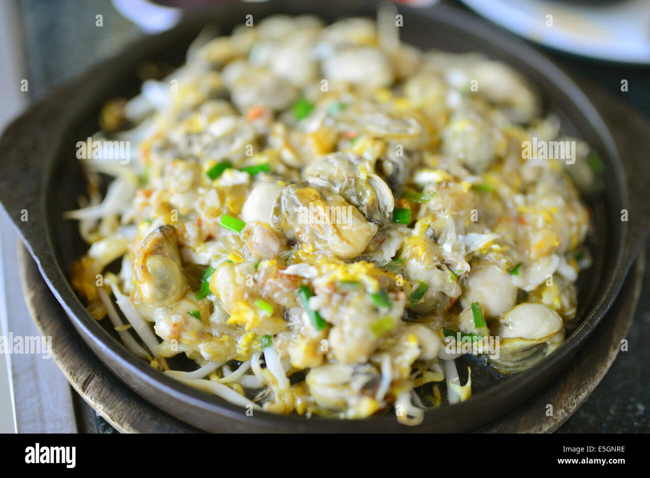 Gebratene Austern mit Bean Sprout Stockfoto