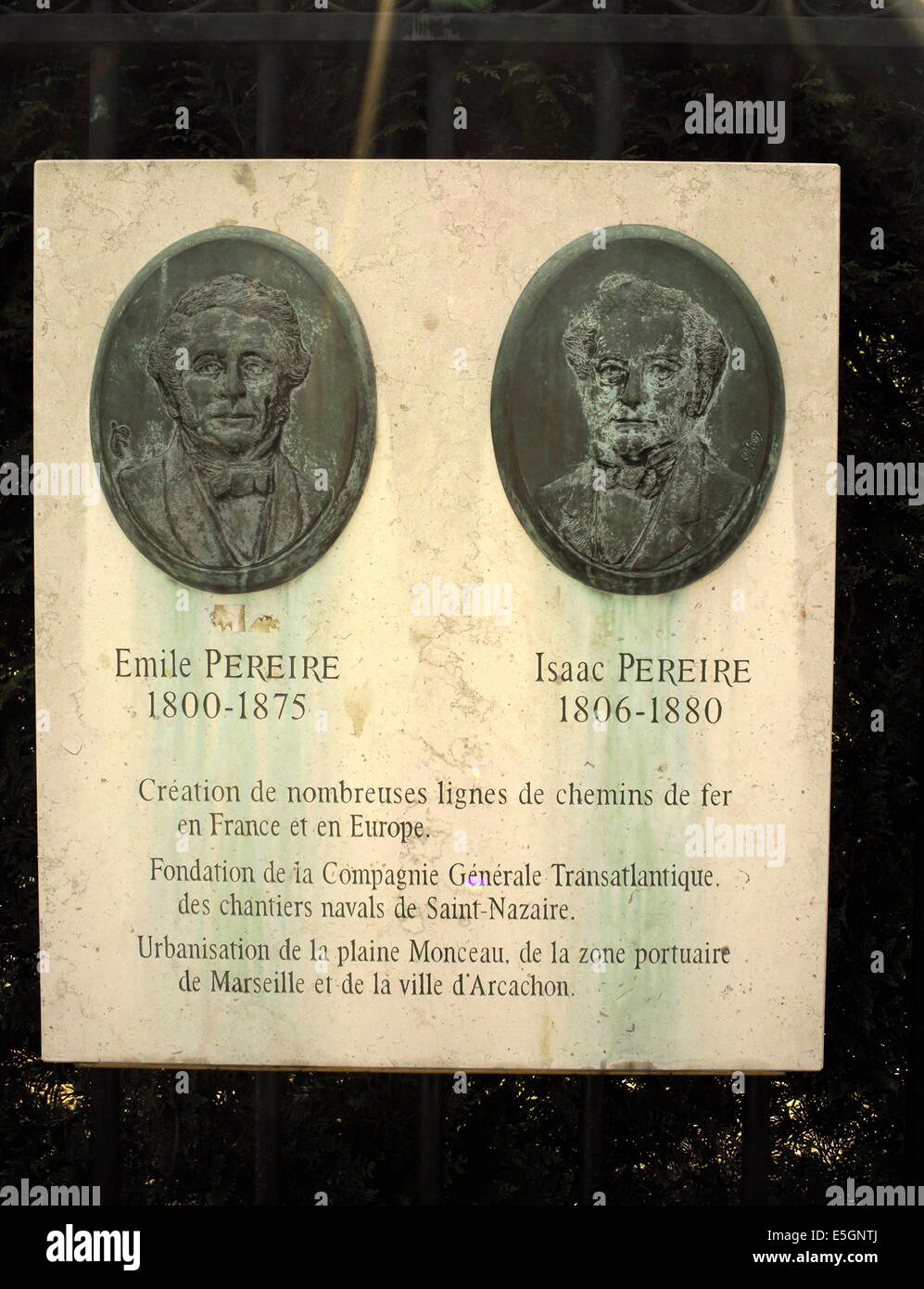 AJAXNETPHOTO. 2008. PARIS, FRANKREICH. GEDENKTAFEL AN DEN GELÄNDERN ZUM GEDENKEN AN DIE INGENIEURE EMILE UND ISAAC PEREIRE. FOTO: JONATHAN EASTLAND/AJAX REF:81604 214 Stockfoto