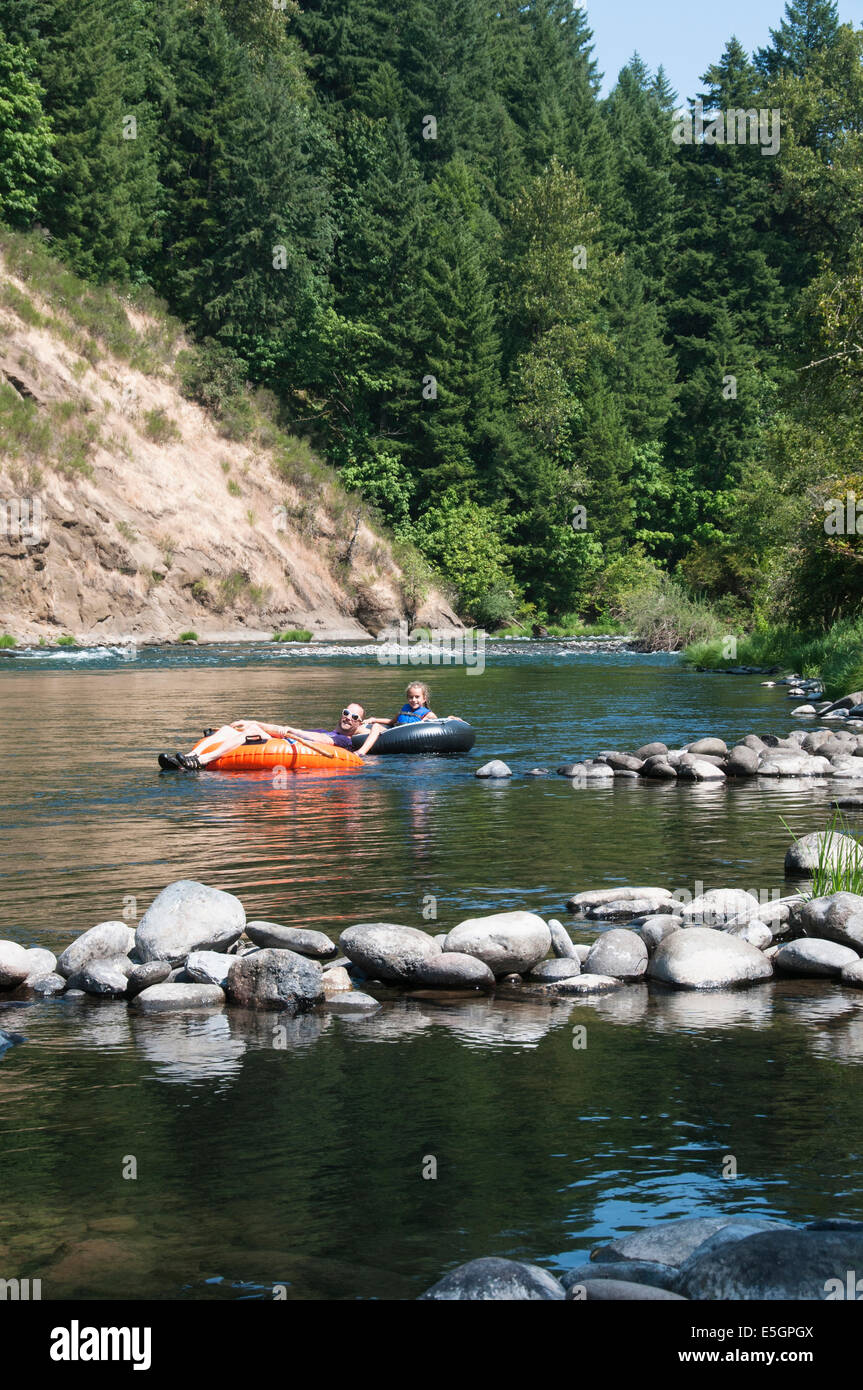 Vater und Tochter schwimmen stromabwärts Norden Santiam auf Innertubes in Oregon. Stockfoto