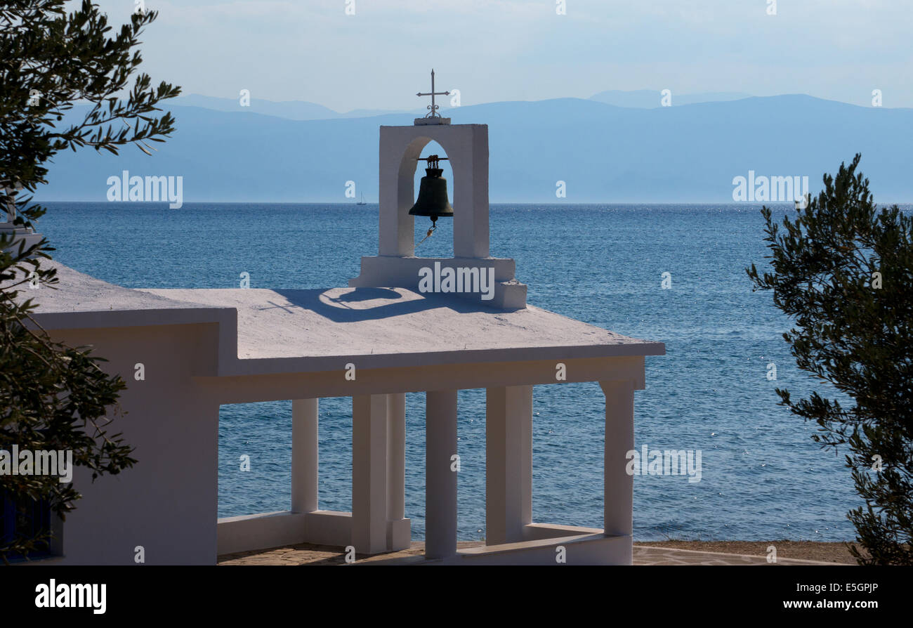 Griechische Kirche neben Meer entfernt in der Nähe von Porto Heli, Argolis, Peloponnes, Griechenland Stockfoto