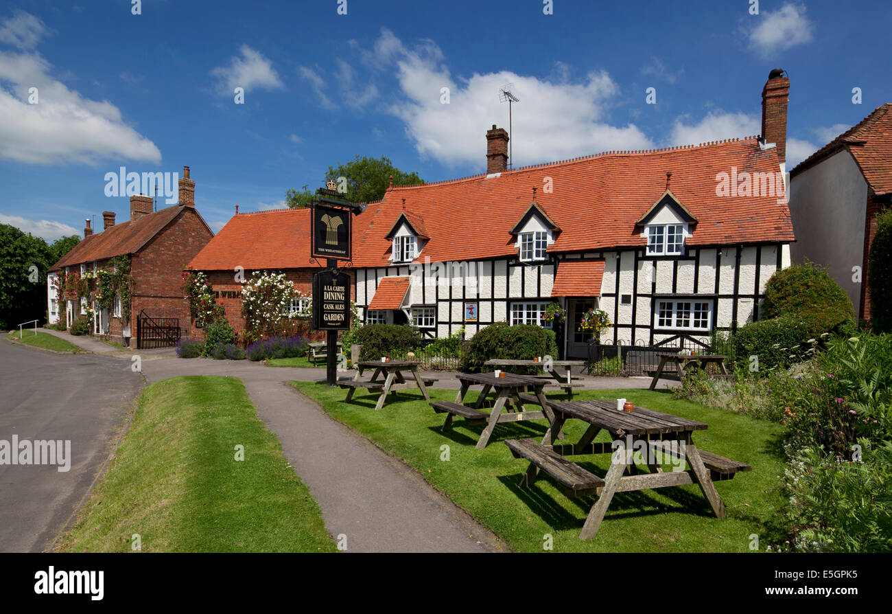Dorf-Szene und Pub am East Hendred, Oxfordshire, England Stockfoto