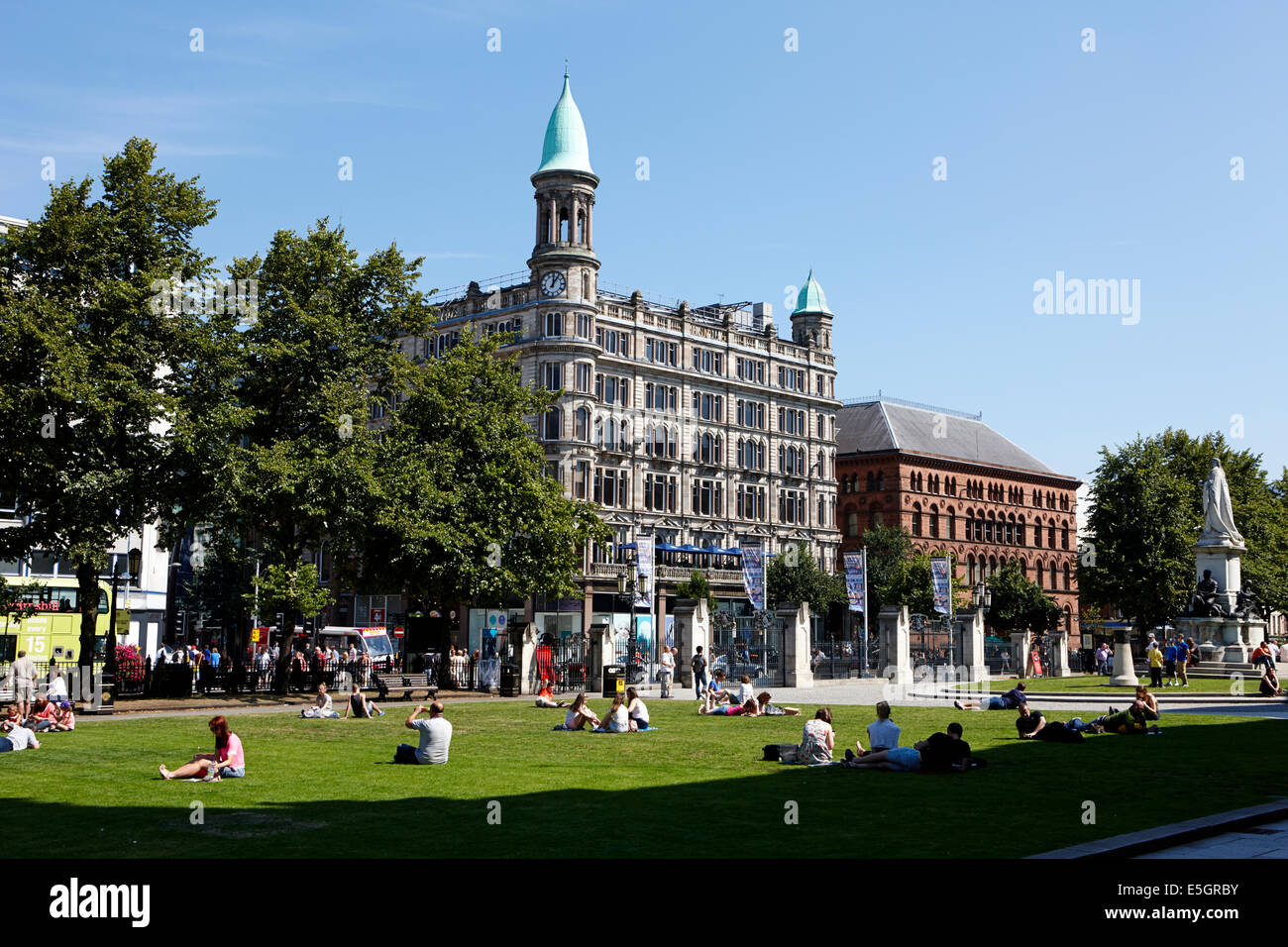 Ansicht des Donegall square nördlich und Rathaus erdet Belfast Stadtzentrum Stockfoto