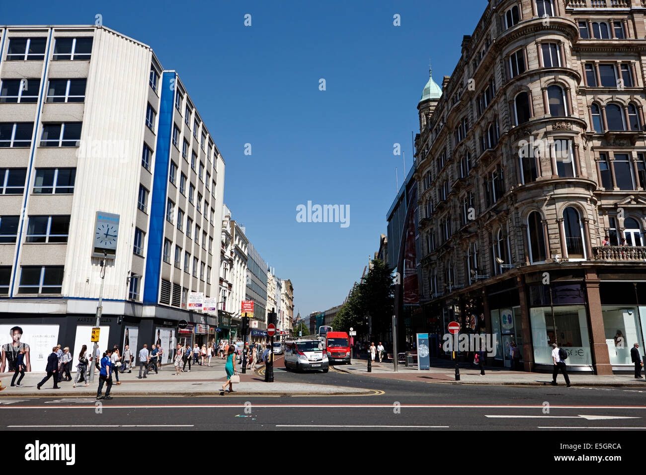 Donegall Place und historischen ehemaligen Robinsons und Spalter bauen Donegall square North Belfast Stadtzentrum Stockfoto