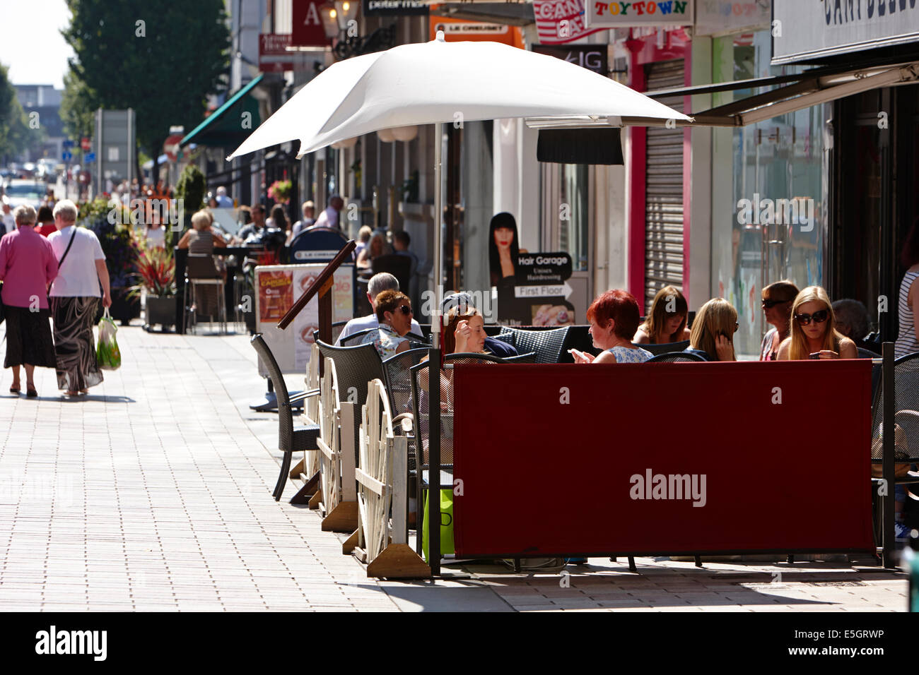 Straßencafés und Restaurants im Stadtzentrum von Arthur Street, Belfast Stockfoto