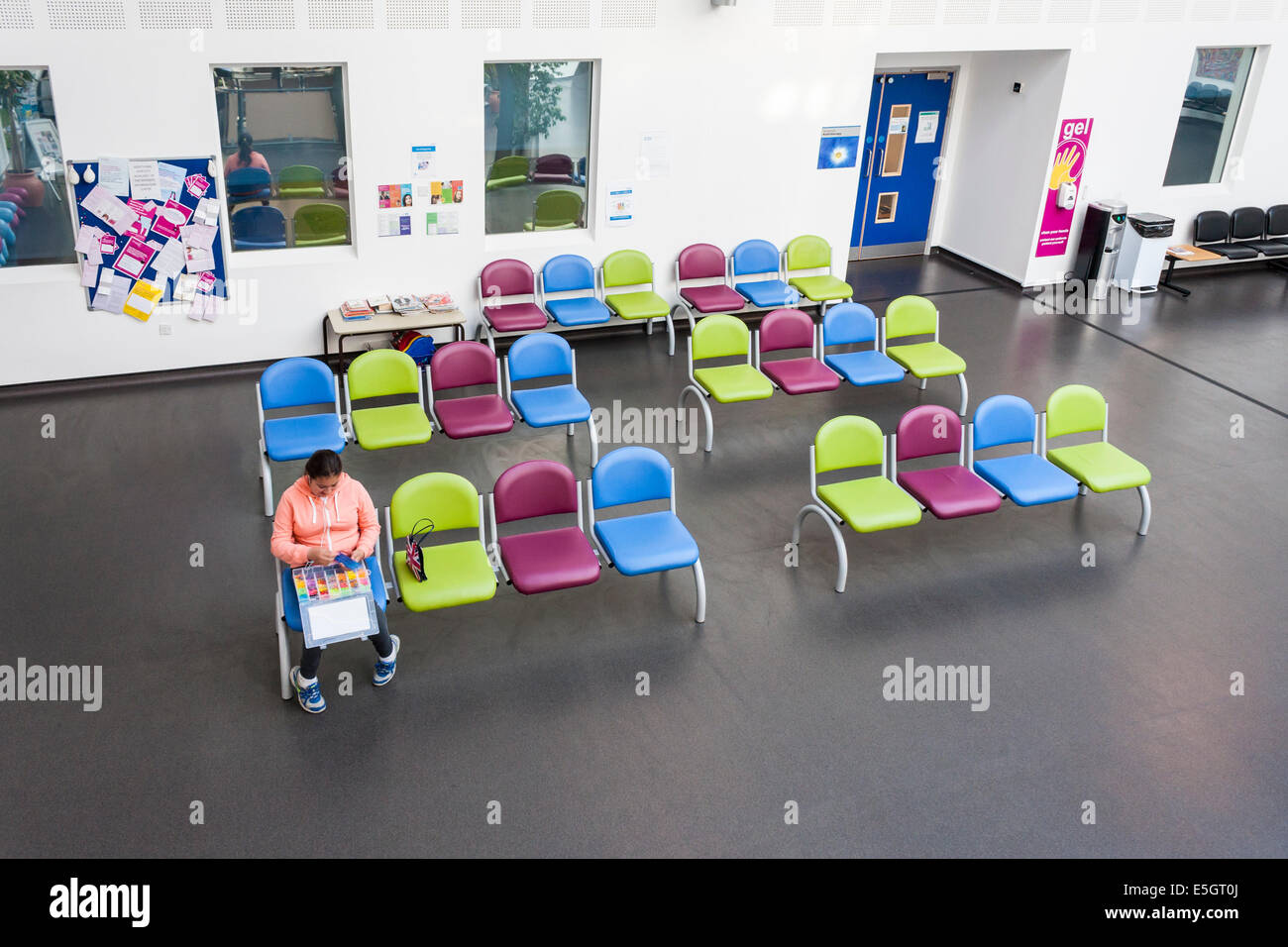 Kind-Patienten im Wartebereich. NHS Urgent Care Centre, Bracknell, Berkshire, England, GB, Großbritannien. Stockfoto
