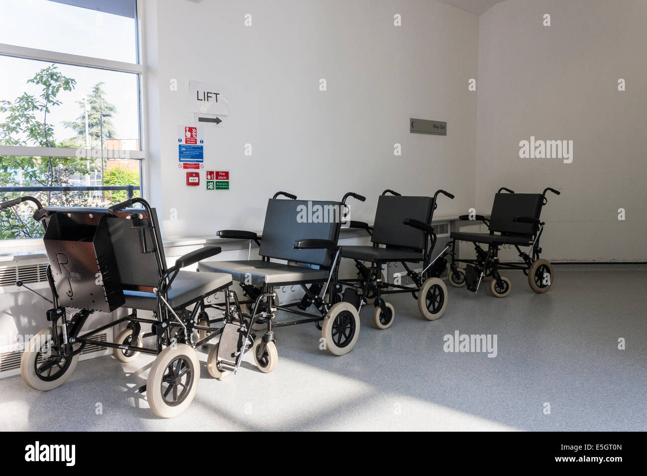 NHS Rollstühle am Eingang der Klinik. Stockfoto