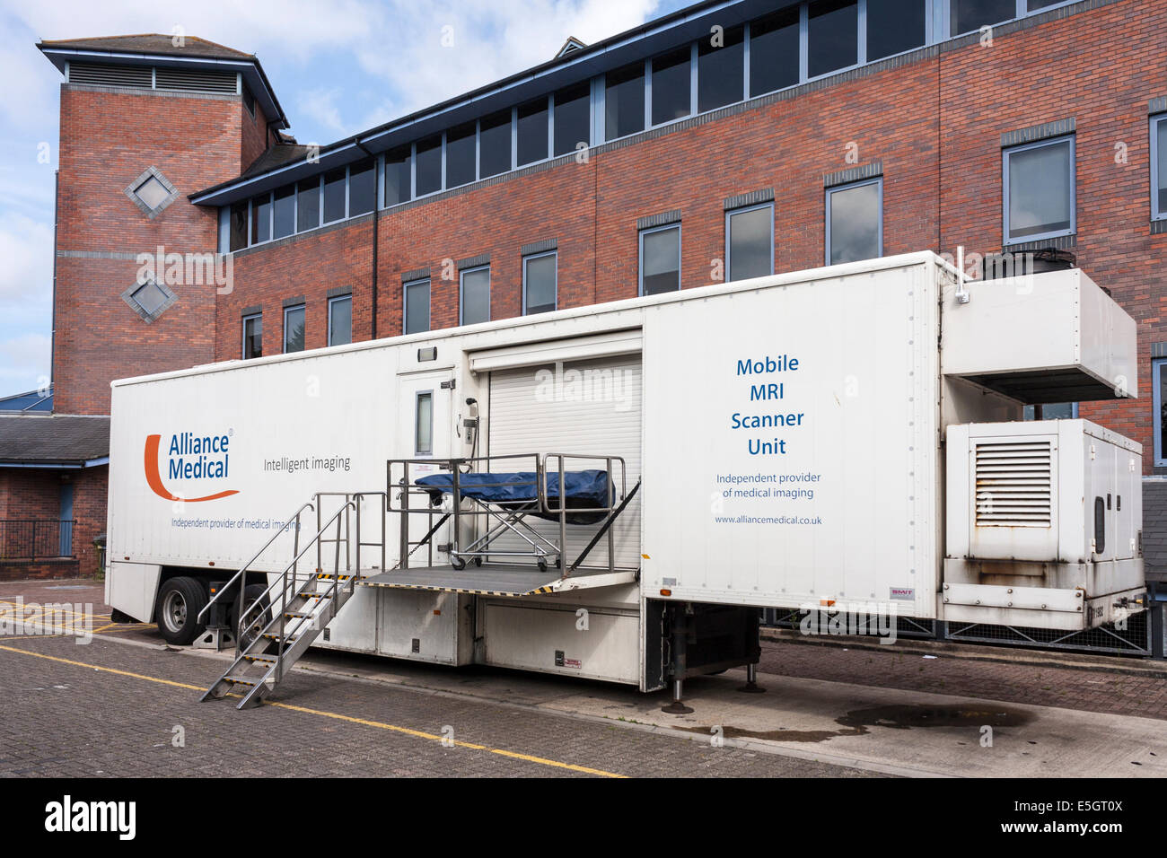 Mobilen MRI Scan-Einheit außerhalb NHS Urgent Care Centre Stockfoto