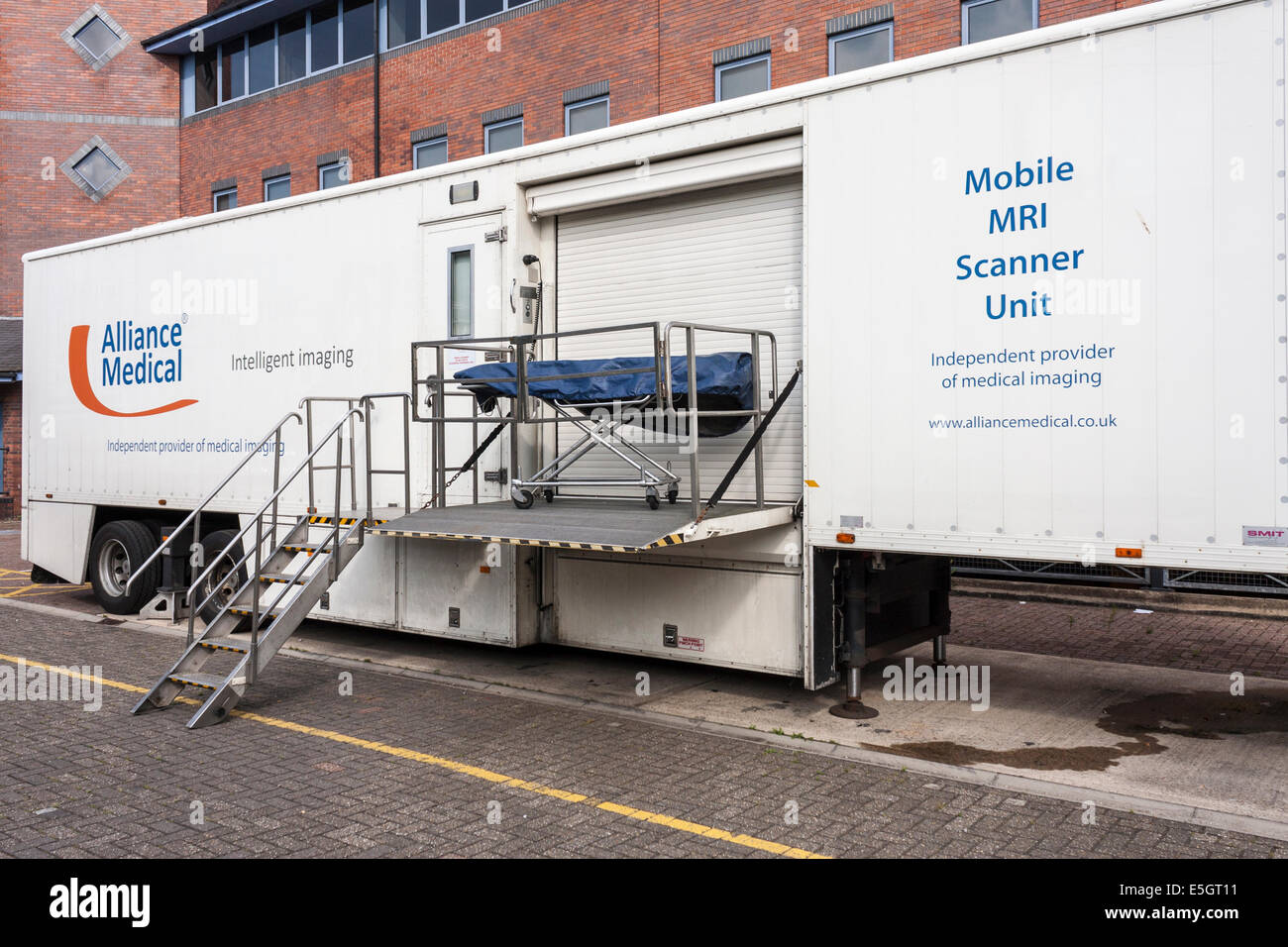 Mobilen MRI Scan-Einheit außerhalb NHS Urgent Care Centre Stockfoto