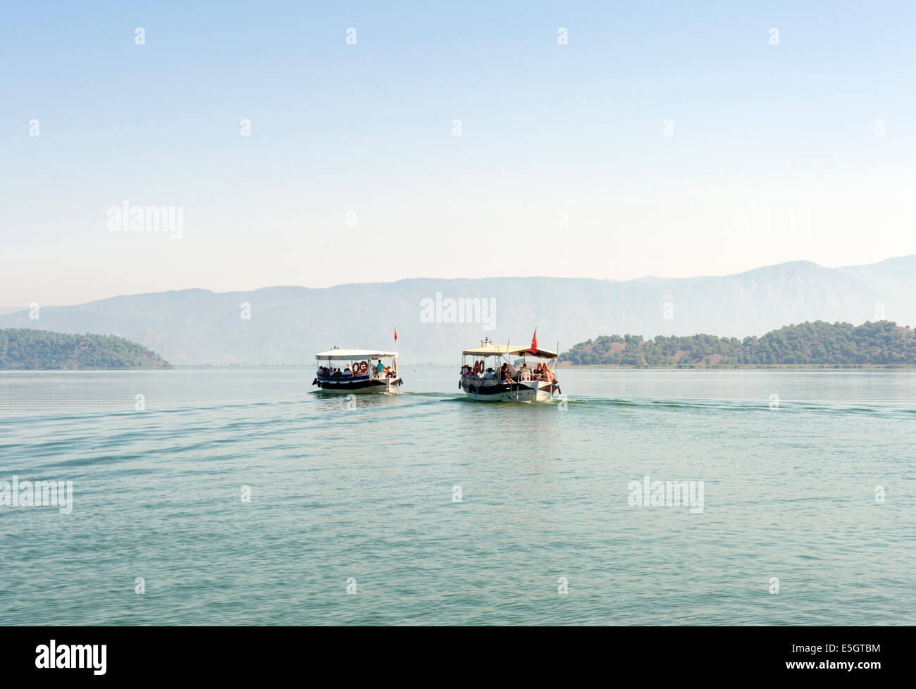 Tour Boatings reisen regelmäßig in den Dalyan Fluss zum See Köyceğiz in der Provinz Mugla, Türkei Stockfoto