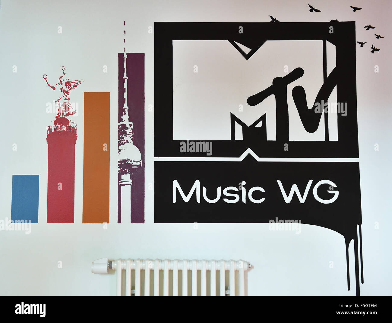 Berlin-Kreuzberg, Deutschland. 31. Juli 2014. Das Logo der MTV Music WG (WG steht für WG) in der Wohnung in einer Villa in Berlin-Kreuzberg, Deutschland, 31. Juli 2014. Die Gewinner des Castings werden für ein Jahr hier Zusammenleben. Kameras werden eingerichtet, das Wohnzimmer und die Küche zu Filmen. Diese können gestreamt werden live im Internet. Foto: JENS KALAENE/Dpa/Alamy Live News Stockfoto