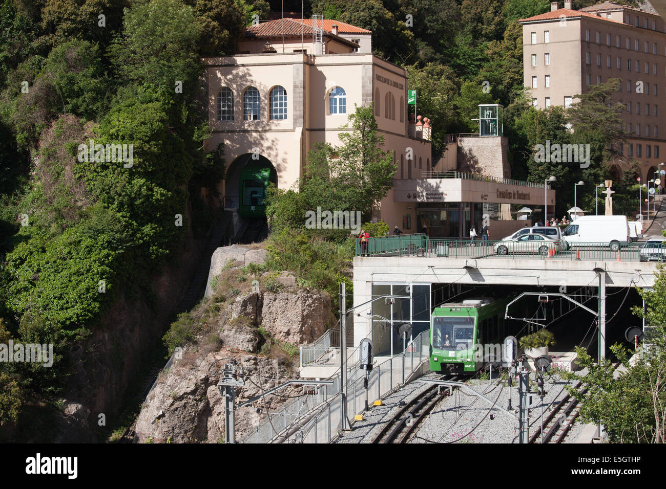 Zahnradbahn, die Santa Maria de Montserrat Benediktiner-Kloster und einen anderen, um die Santa Cova in Katalonien, Spanien. Stockfoto