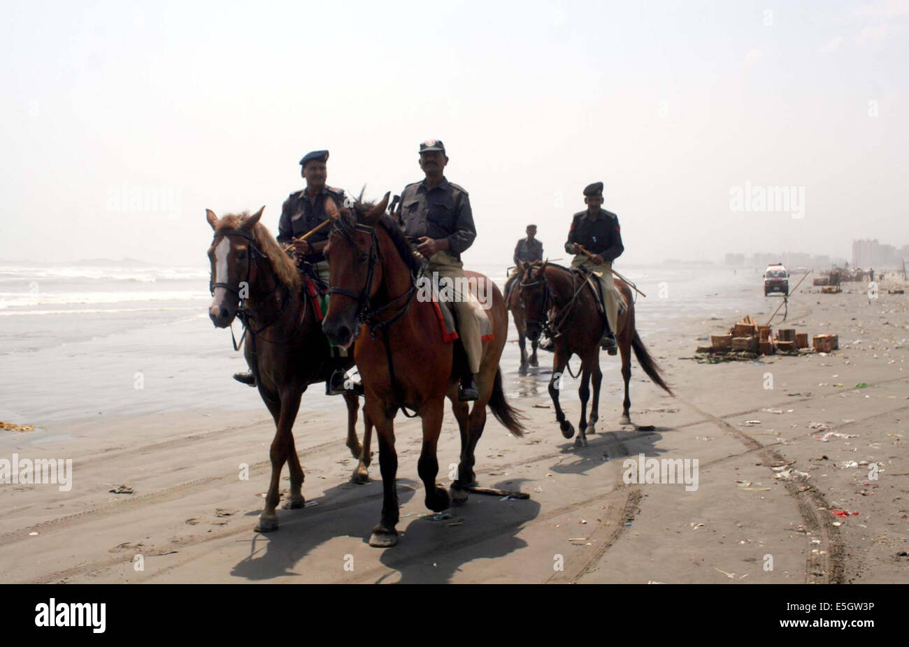 Karachi, Pakistan. 31. Juli 2014. Polizeibeamte nehmen Stellung und wiederherstellen Stab über den Menschen Besuch Sea View Beach Clifton trotz eines Verbots nach dem Schwimmen im Meer, in Karachi auf Donnerstag, 31. Juli 2014 in Rechnung gestellt. Am Mittwoch mehr als Dutzend Personen am Clifton Beach ertrunken, stieg die Zahl der Ertrunkenen Personen zu neunzehn seit Mittwoch Abend am zweiten Tag des Eid-Ul-Fitar. Drei der Opfer waren Mitglieder der gleichen Familie und ihren Körper wieder in ihre angestammten Bereich gesendet wurden. Bildnachweis: Asianet-Pakistan/Alamy Live-Nachrichten Stockfoto