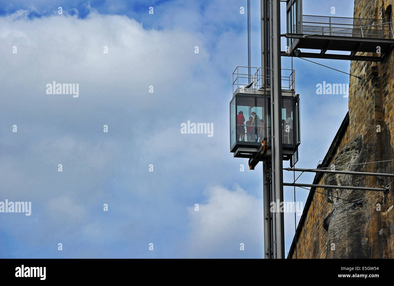 Touristen fahren einen Aufzug installiert im Jahr 2006 an die Spitze der Festung Königstein in der Nähe von Dresden, Deutschland, 31. Juli 2014. Die Mauern der Festung sind 1.800 Meter lang und bis zu 42 Meter hoch. 9.5 Hectate Klippe Plateau erhebt sich 240 Meter über der Elbe und hat 50 bis 400 Jahre alten Militärgebäude. Foto: MATTHIAS HIEKEL/dpa Stockfoto