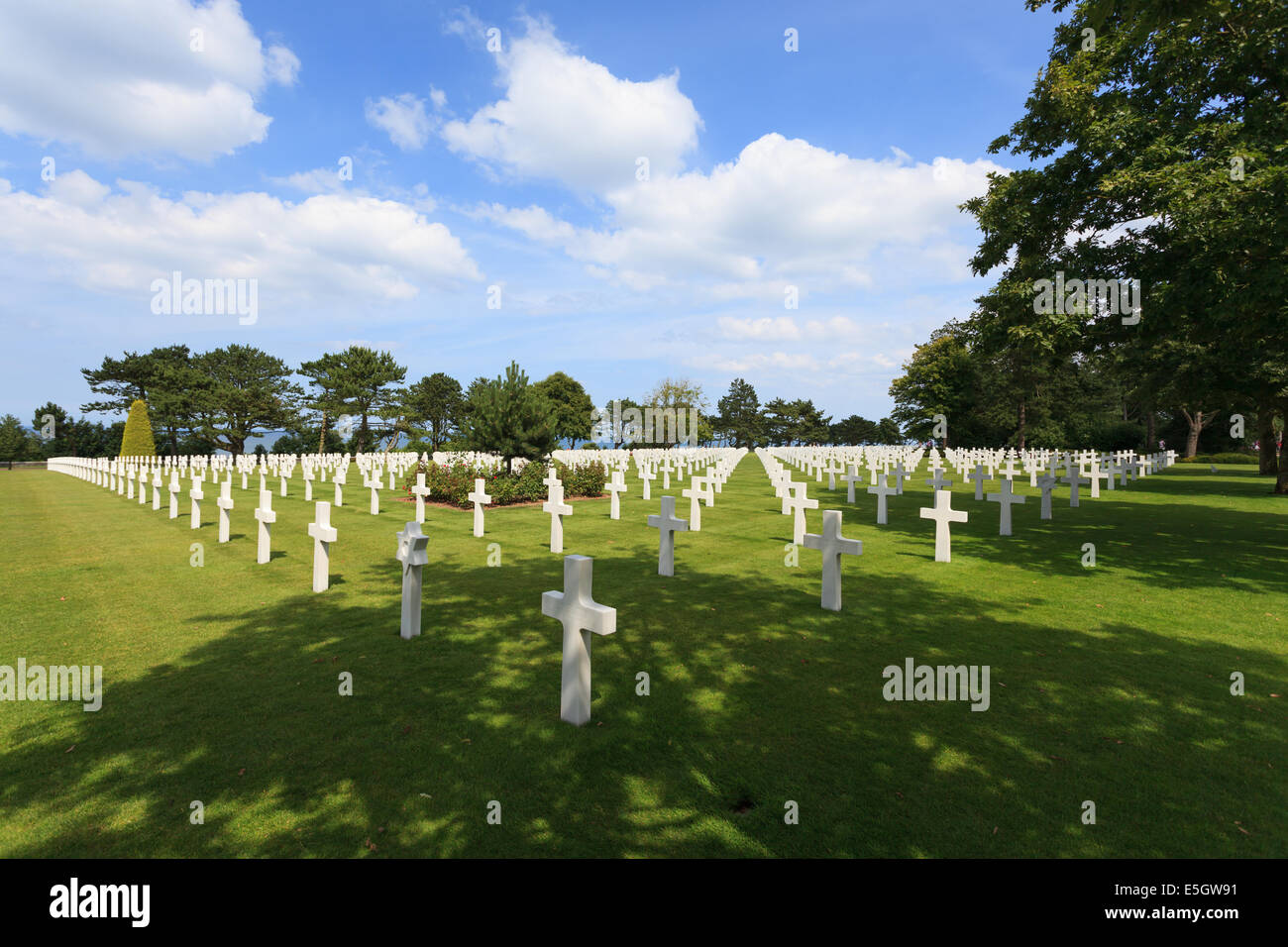 Der amerikanische Friedhof am Omaha Beach, Normandie, Frankreich. Hier ist etwa 10.000 amerikanische Soldaten begraben. Stockfoto