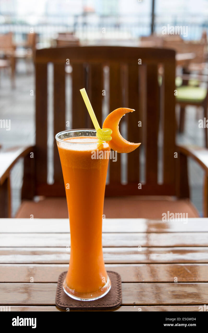 Exotische Drinks auf dem Dach Terrasse Restaurant Rex Hotel, Ho-Chi-Minh-Stadt (Saigon), sozialistische Republik Vietnam. Stockfoto