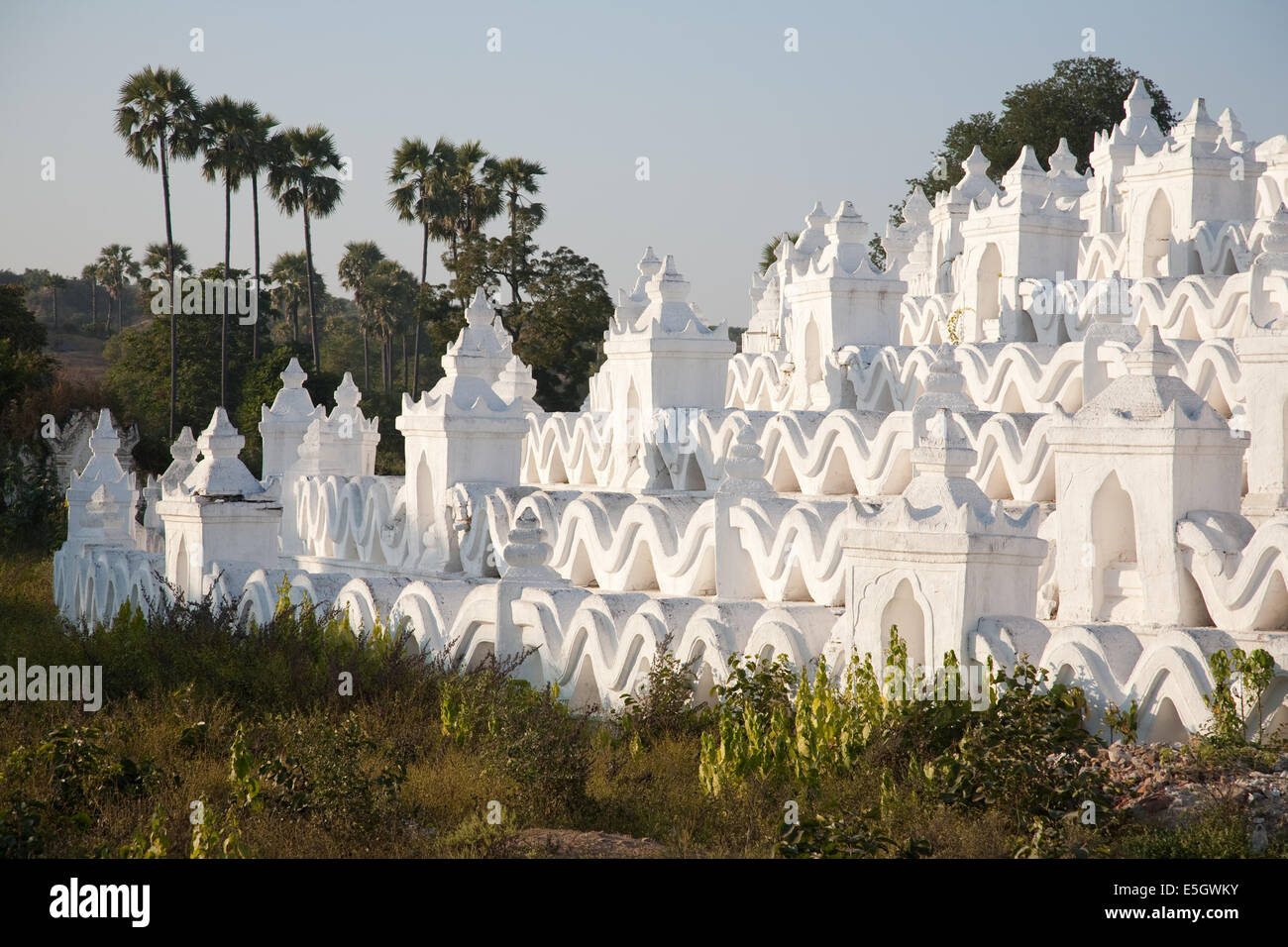 Wellig architektonische Dekoration der Region Mya Thein Tan Pagode, Mingun, Mandalay, Myanmar (Burma) Stockfoto