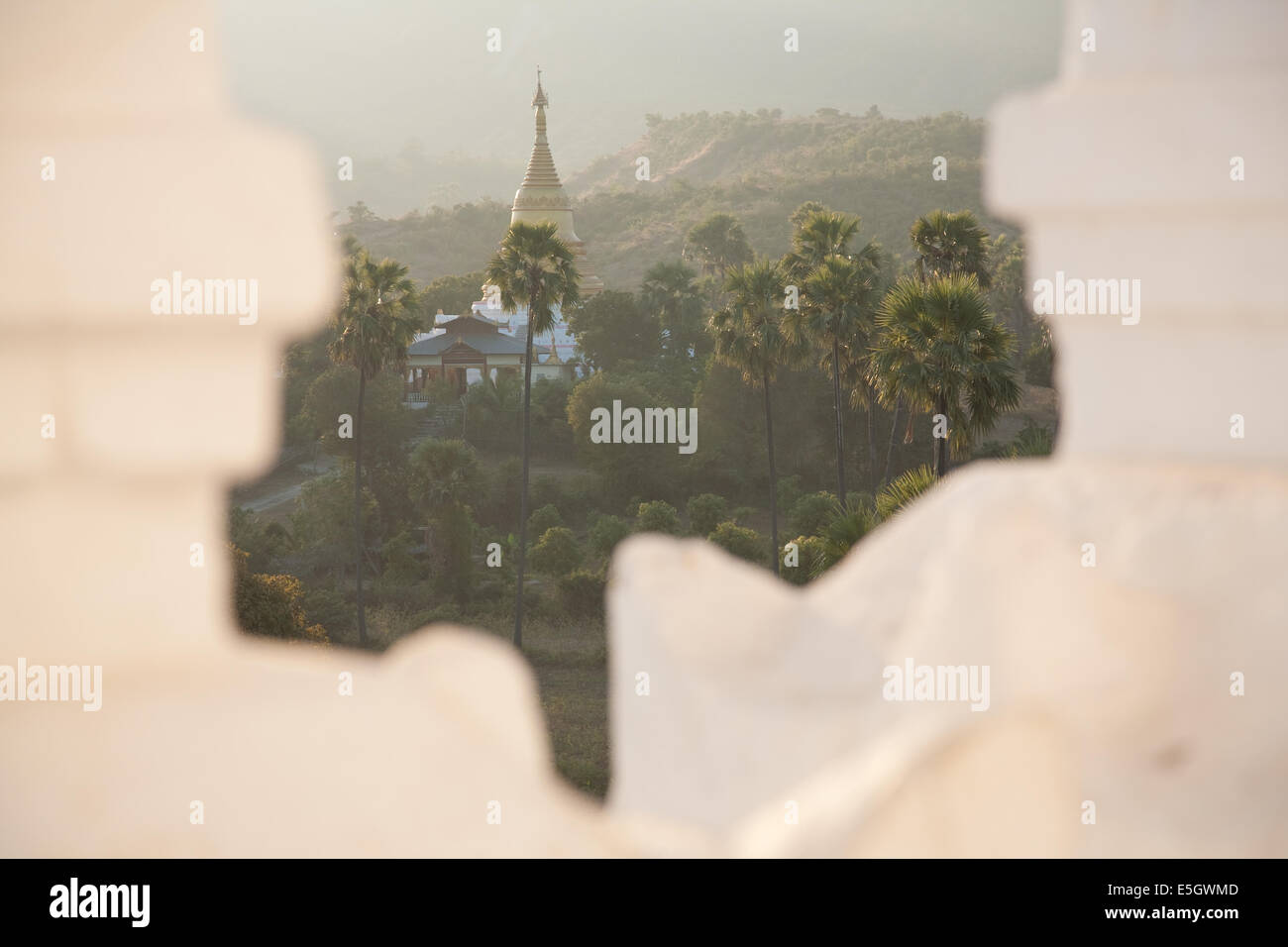 Ein Blick durch die Zinnen der Region Mya Thein Tan Pagode, MIngun, Mandalay, Myanmar (Burma) Stockfoto